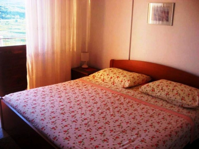 Apartment with balcony in Jelsa